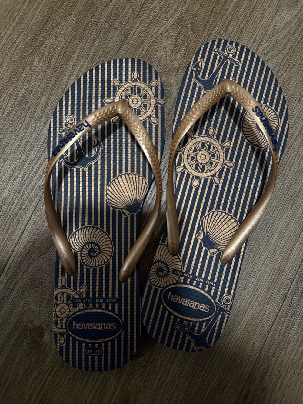 Havaianas Navy & Metallic Gold Seashell Print Flip Flops